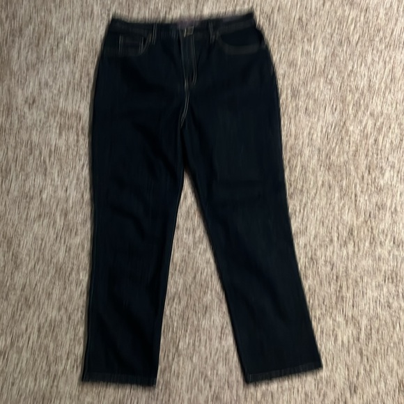 Size 12 Gloria Vanderbilt “Amanda” jeans - Picture 2 of 3